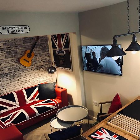 3 Double Bed Brittania Styled Central Home Near Lfc Sleeps 6 With Free Business Super Fast Fibre Broadband Liverpool Eksteriør billede